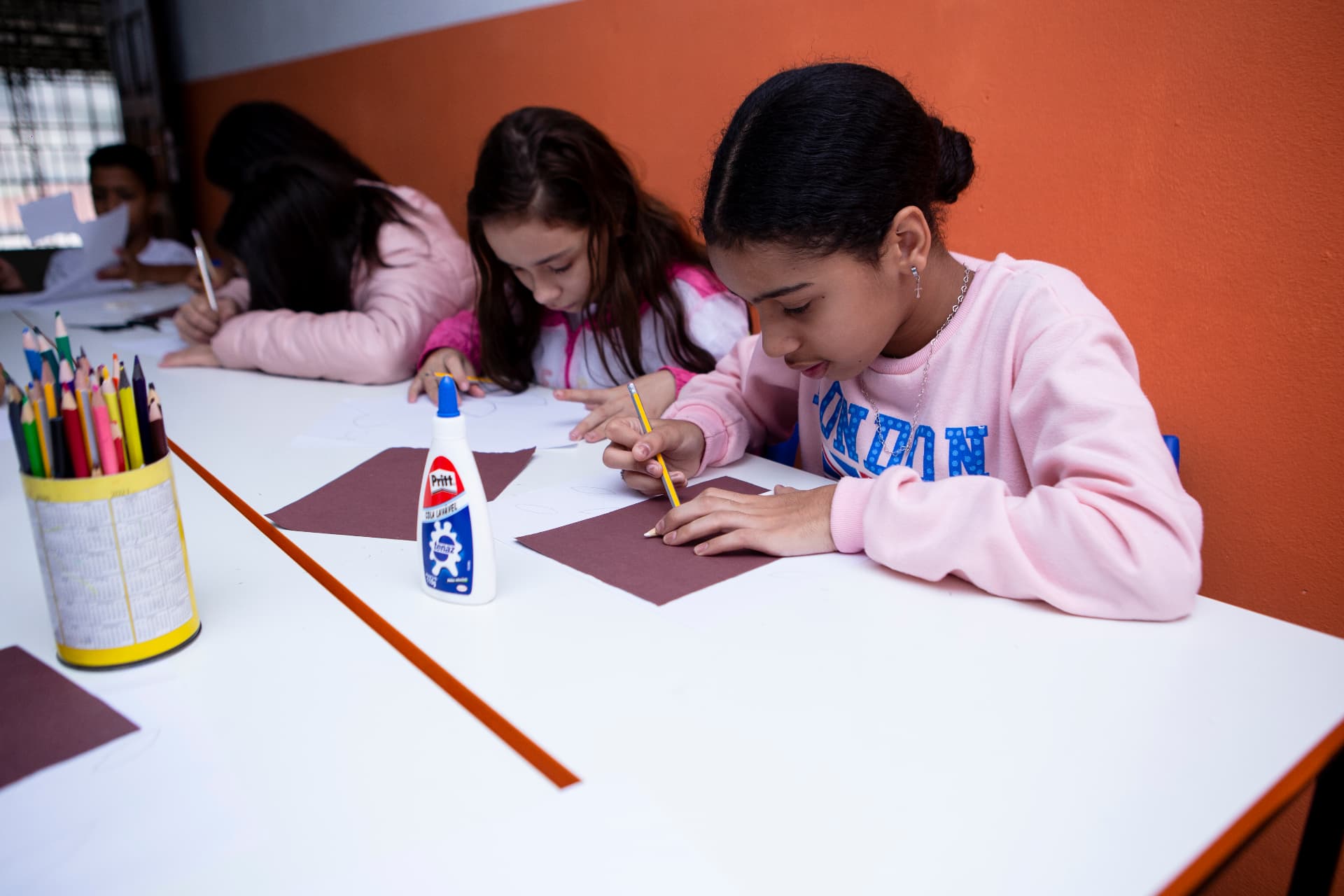 Crianças em atividade de sala de aula