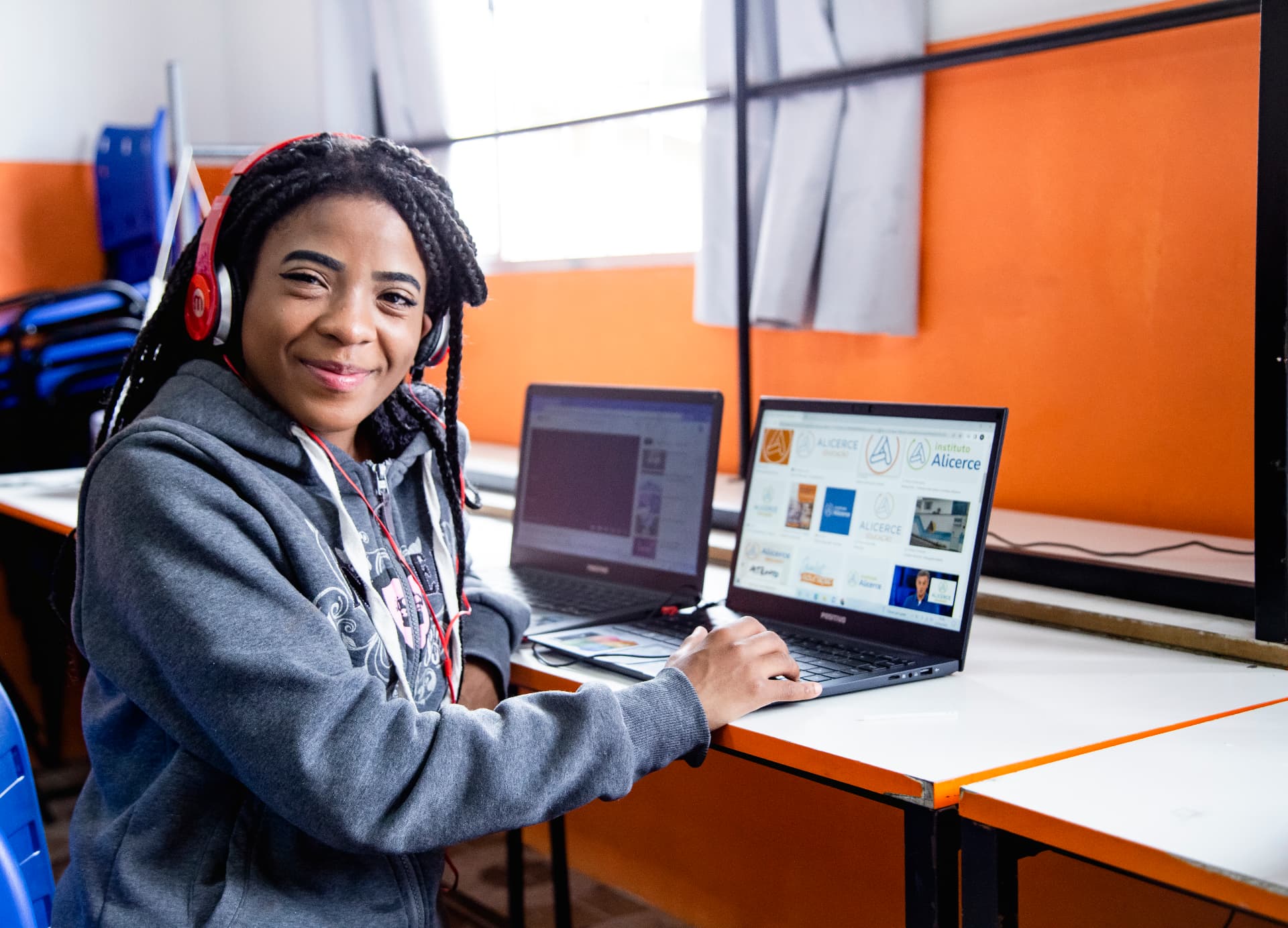 Estudante utilizando notebook em atividade do Instituto Alicerce